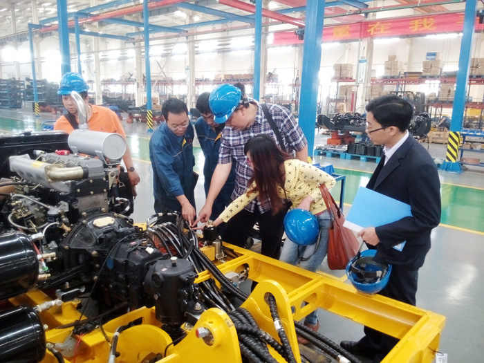 印尼客戶認真詢問產品情況